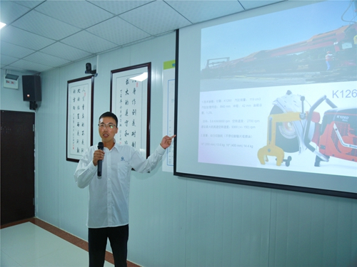 向工友们讲解机械设备课件.jpg