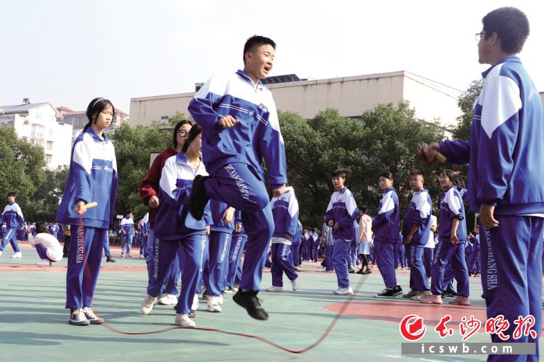 长沙中小学运动会花样翻新:学生当裁判评委 校长戴面具拔河