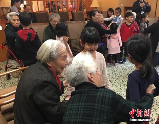 资料图:在双井恭和苑养老院,老人们与幼儿园小朋友一起做游戏。<a target='_blank' href='http://www.chinanews.com/'>中新社</a>记者 杜燕 摄 点击进入下一页