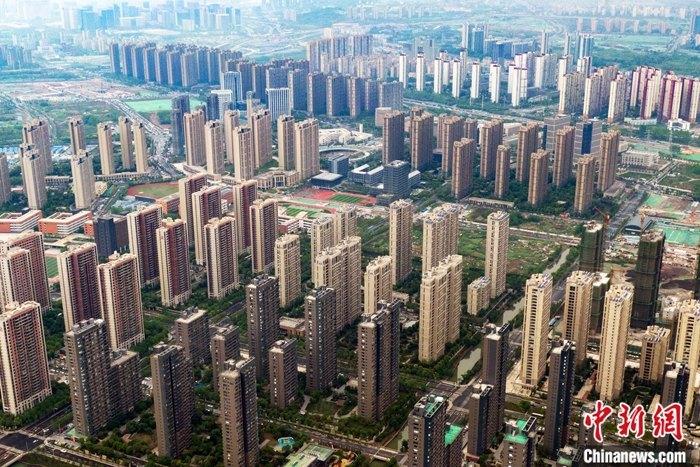 5月18日，中国国家统计局在北京公布4月份商品住宅销售价格变动情况统计数据。数据显示，4月份，中国70个大中城市中，50个城市新建商品住宅价格环比上涨，9个城市持平，11个城市环比下跌。新房价格环比上涨的城市个数超过七成，较上月增加12个。对比历史数据，4月份70个城市中，新房价格环比上涨的城市数量（50个）已经恢复至去年12月份的水平。资料图为4月17日，航拍南京雨花台区一处楼盘。
<a target='_blank' href='http://www.chinanews.com/'>中新社</a>记者 泱波 摄