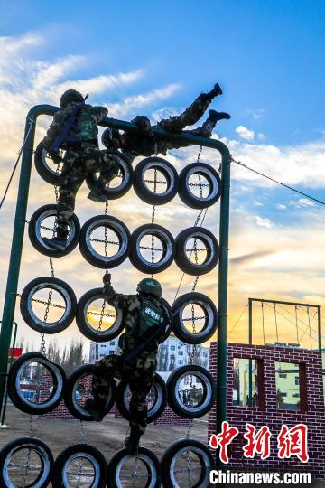 翻越轮胎墙训练。　曹志刚 摄