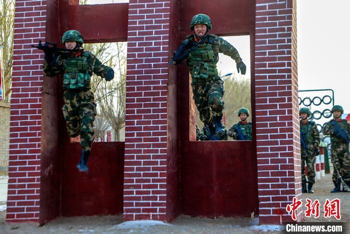 翻越窗口。　曹志刚 摄