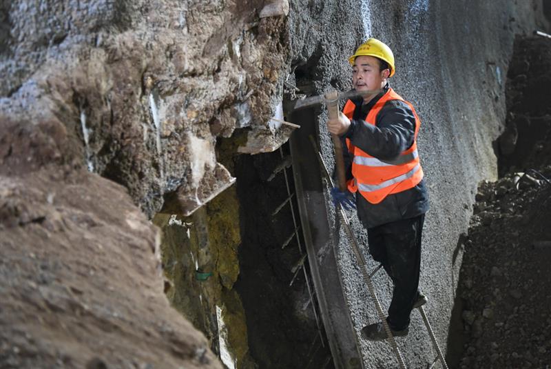 12月22日，工人在黄黄铁路大金一号隧道内施工。