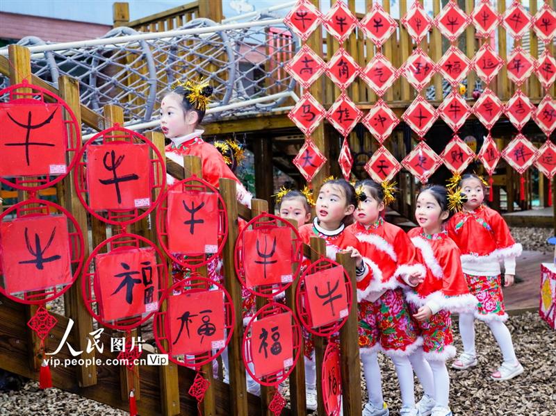 12月30日，参加完元旦文艺演出的孩子们在校园内玩耍。