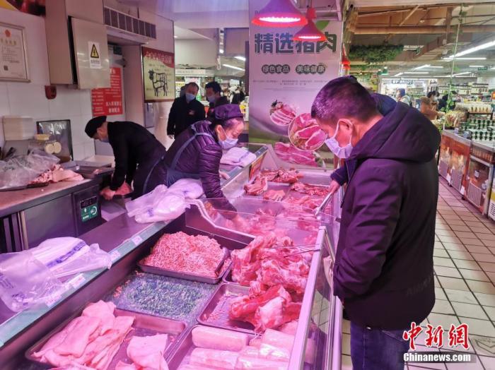 资料图：民众在满洲里一超市内选购。 <a target='_blank' href='http://www.chinanews.com/'>中新社</a>发 莫钰 摄