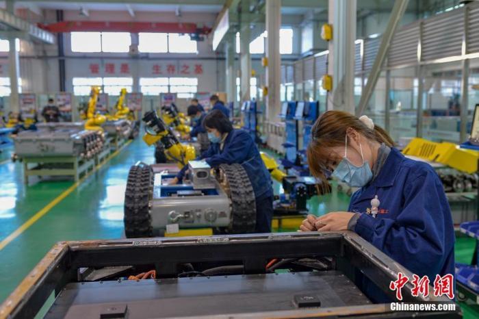 资料图：工人正在组装机器人。<a target='_blank' href='http://www.chinanews.com/'>中新社</a>记者 田雨昊 摄
