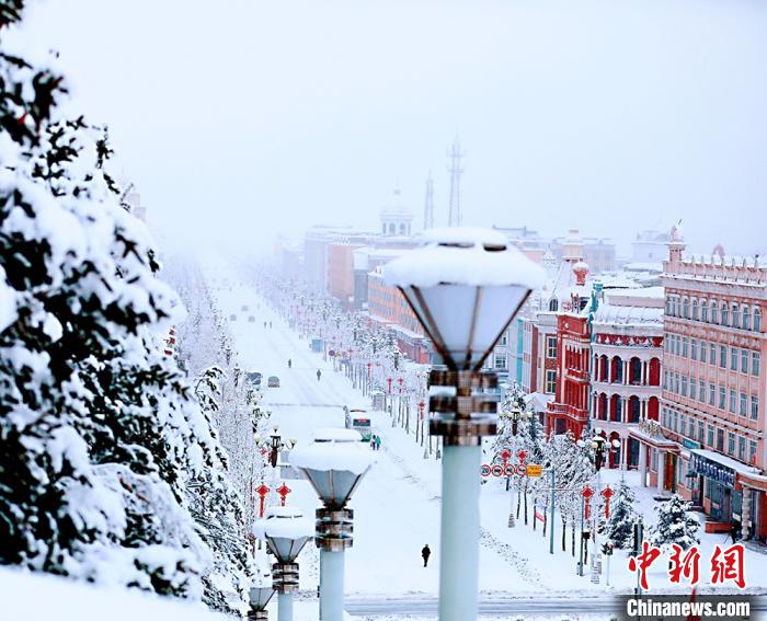 暴雪突袭，“神州北极”漠河一夜之间由春返冬。　王景阳 摄