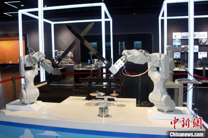 资料图：安徽创新馆内，先进机器人进行舞剑演示。　孙自法　摄
