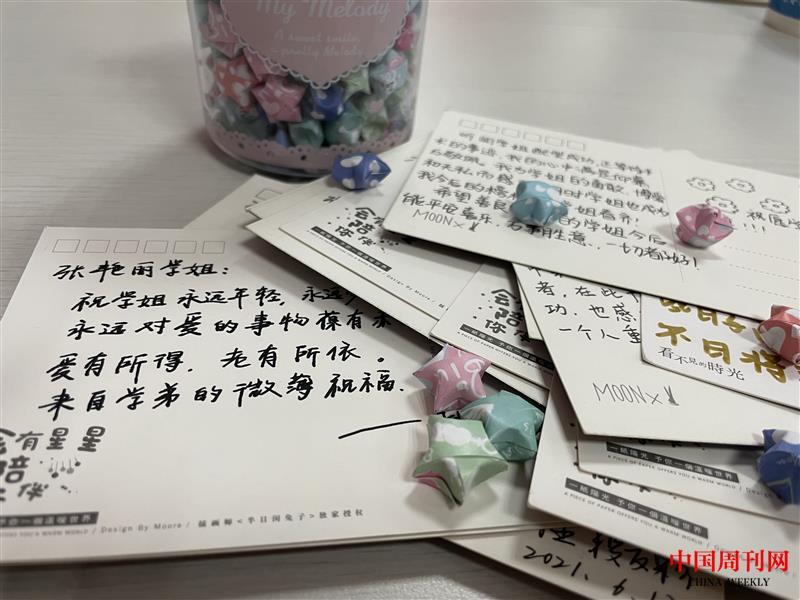 同学们写的贺卡和手折的幸运星.jpg