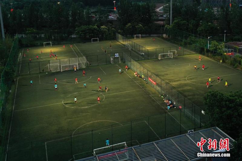 资料图:社会足球场成为市民运动健身的好去处。刘占昆 摄 点击进入下一页