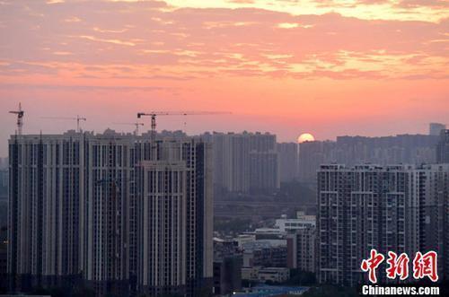 资料图：成都城区一角，太阳正从东方升起。<a target='_blank' href='http://www.chinanews.com/'>中新社</a>记者 刘忠俊 摄