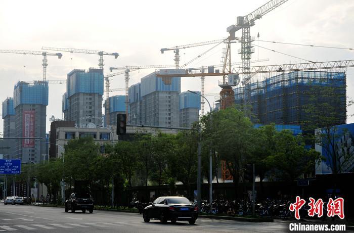 资料图：福建福州，正在建设中的房地产楼盘。 <a target='_blank' href='http://www.chinanews.com/'>中新社</a>记者 张斌 摄