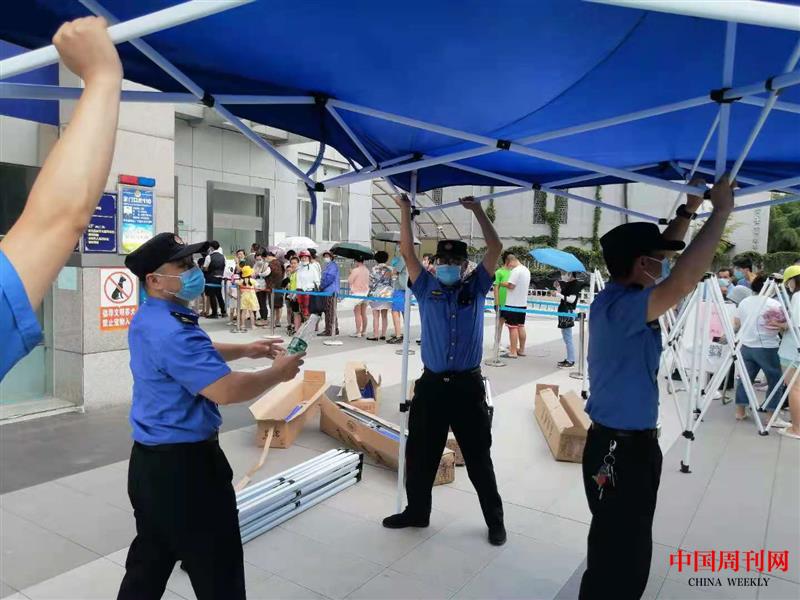 中队在核酸检测点设置遮阳棚，给检测人员提供方便。 (3).jpg