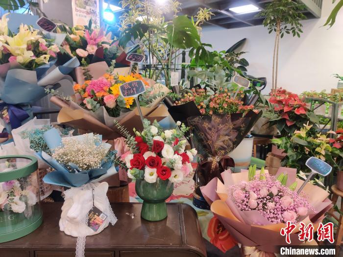 图为：实体花店展示的零售花束。　叶秋云 摄