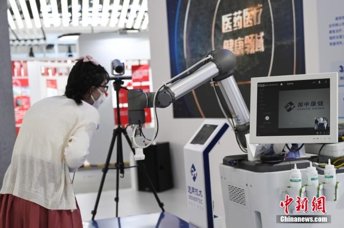 一款5G远程超声诊疗设备吸引参观者。<a target='_blank' href='http://www.chinanews.com/'>中新社</a>记者 张兴龙 摄
