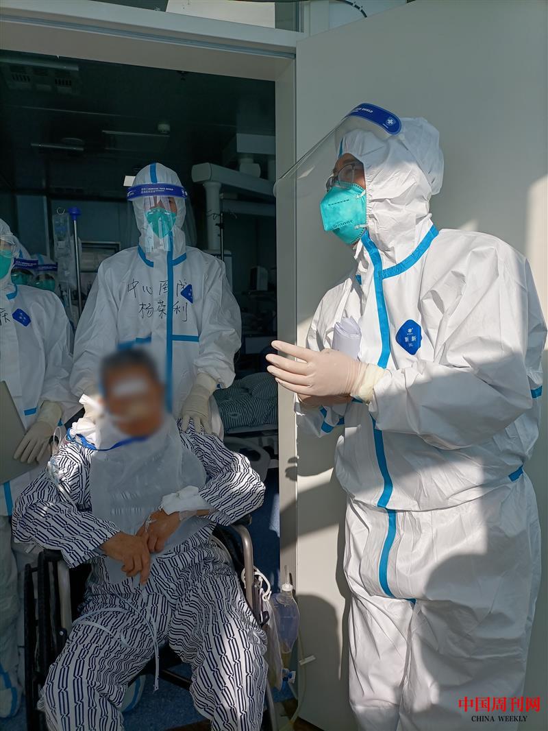 邱海波教授在大连指导抗疫工作.jpg
