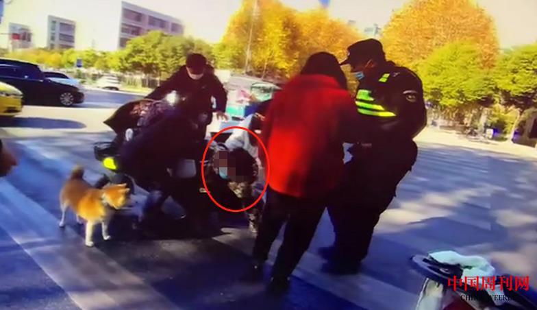 【4】群众跟民警一起搀扶起刘女士.jpg 【4】群众跟民警一起搀扶起刘女士.jpg