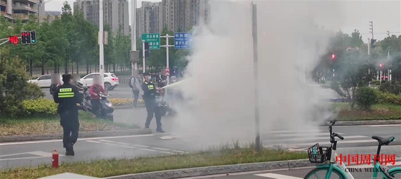 【2】民警正在灭火.jpg