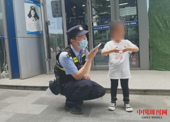 【3】民警正在帮忙联系家长.jpg