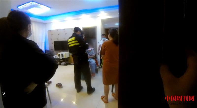 【4】民警正在帮忙联系老人家属.jpg
