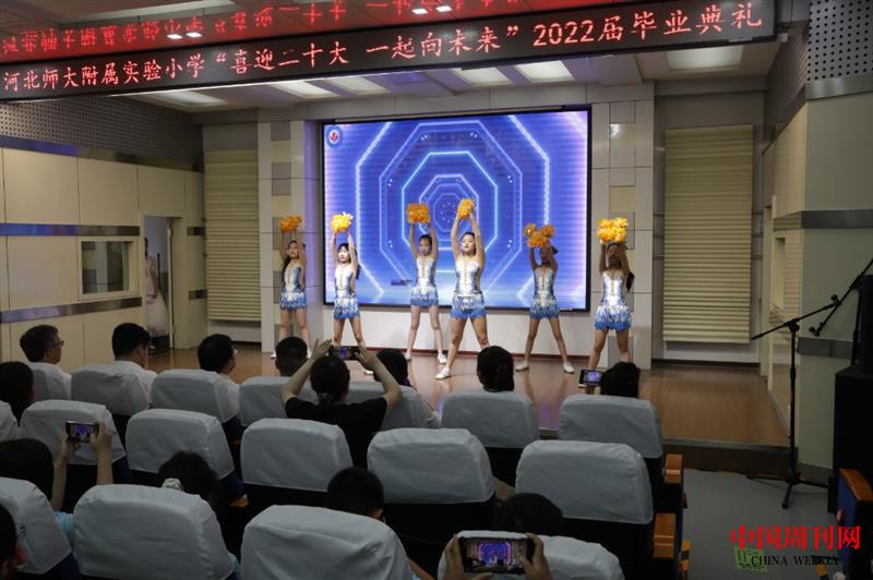 4.《活力花球》啦啦操表演.JPG