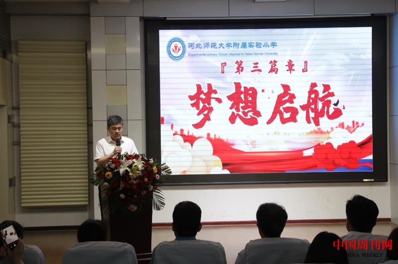 10.张海南主任宣读毕业生名单.JPG