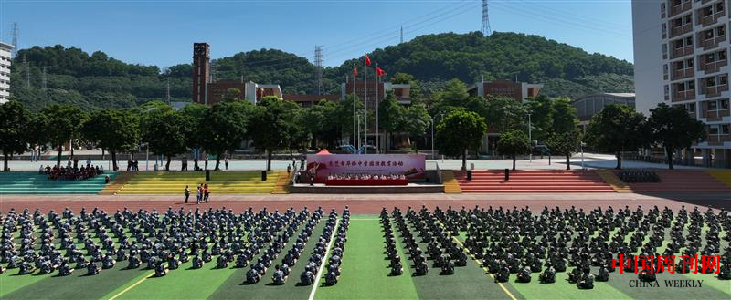 华侨中学学生军训.png 华侨中学学生军训.png