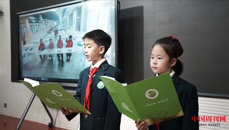 草场6：草场街小学教育集团的少先队员为唐山工业职业技术学院自动化工程学院的老师们介绍学校情况.jpg