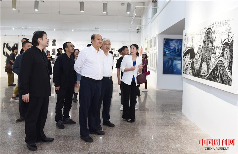 009观看展览.JPG