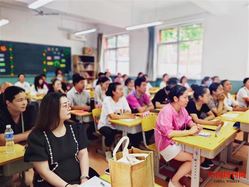 家长们认真聆听 (2).jpg