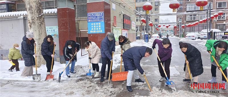 四维小学志愿者到南郭小区扫雪.jpg 四维小学志愿者到南郭小区扫雪.jpg