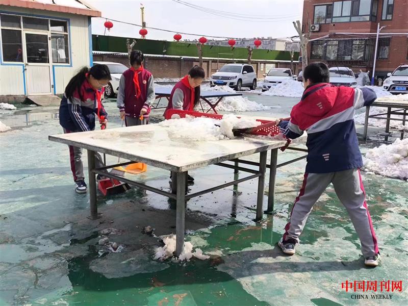 队员们为健身器材除雪除尘2.jpg