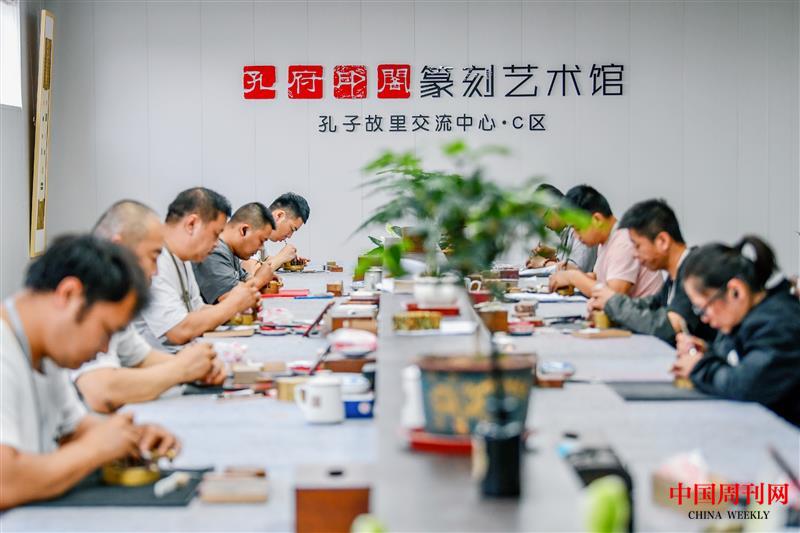 孔府印阁迎合市场需求变化不断开发新产品,篆刻这门技艺,让印章所承载的文化元素飞入寻常百姓家.jpg 孔府印阁迎合市场需求变化不断开发新产品,篆刻这门技艺,让印章所承载的文化元素飞入寻常百姓家.jpg