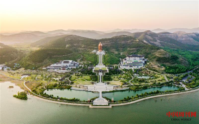 以孔子研究院、孔子博物馆、尼山圣境为代表的“新三孔”,成为山东省文化旅游的新地标。图为曲阜市尼山圣境.jpg 以孔子研究院、孔子博物馆、尼山圣境为代表的“新三孔”,成为山东省文化旅游的新地标。图为曲阜市尼山圣境.jpg