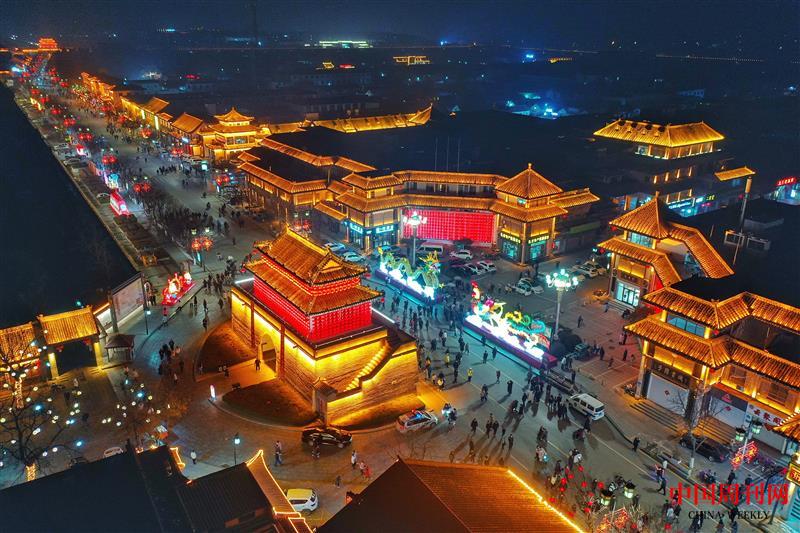 曲阜在明故城历史文化街区举行夜游活动,设置了舞龙舞狮、扭秧歌、灯光秀等项目。(杨国庆 摄) (3).jpg 曲阜在明故城历史文化街区举行夜游活动,设置了舞龙舞狮、扭秧歌、灯光秀等项目。(杨国庆 摄) (3).jpg