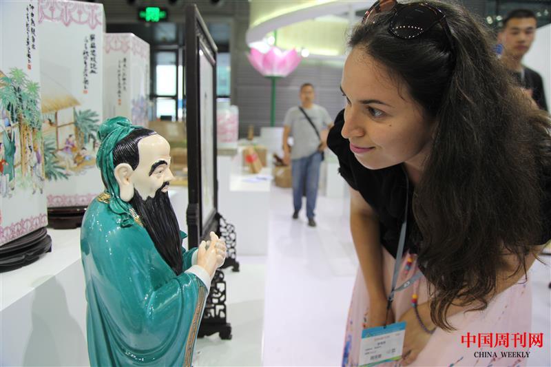 以孔子像为代表的文创产品在文博会上备受关注.jpg 以孔子像为代表的文创产品在文博会上备受关注.jpg
