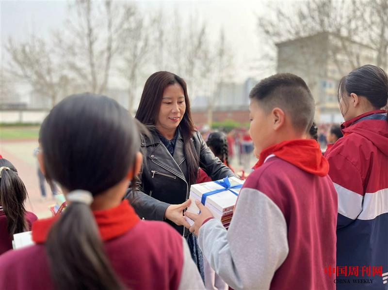四维小学赠书环节1.jpg