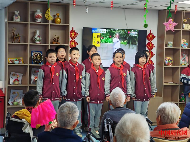 四维2:五年级三班少先队员为老人朗诵《弟子规》.jpg 四维2:五年级三班少先队员为老人朗诵《弟子规》.jpg