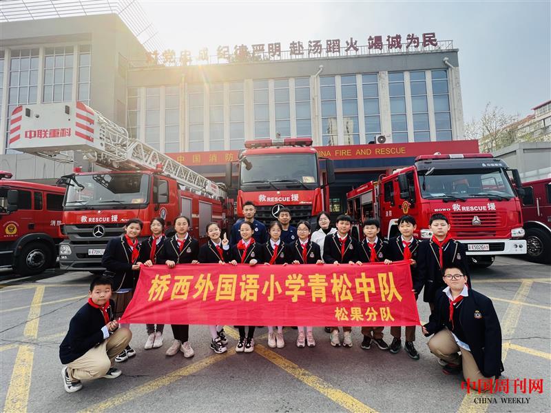 1、石家庄市桥西外国语小学的学生参观消救援站&nbsp;郭苗 摄.jpg