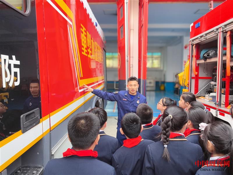 2、石家庄市桥西外国语小学的学生参观消防车 郭苗 摄.jpg