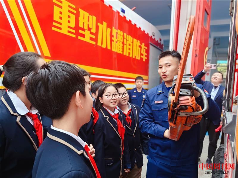 3、石家庄市桥西外国语小学的学生认识消防救援器&nbsp;郭苗 摄.jpg