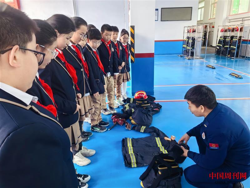4、石家庄市桥西外国语小学的学生了解消防服&nbsp;郭苗&nbsp;摄.jpg