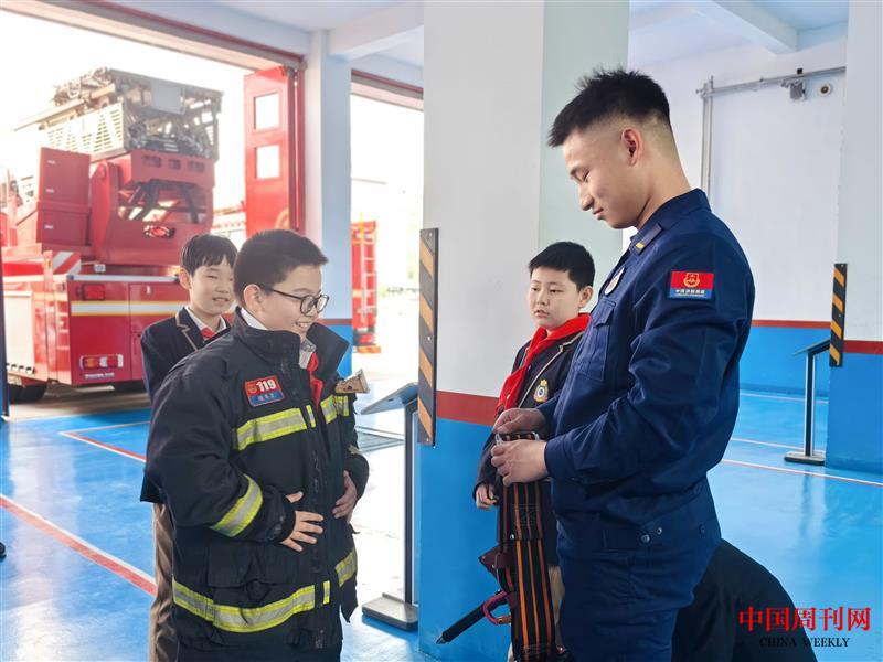 5、石家庄市桥西外国语小学的学生试穿消防服&nbsp;郭苗&nbsp;摄.jpg