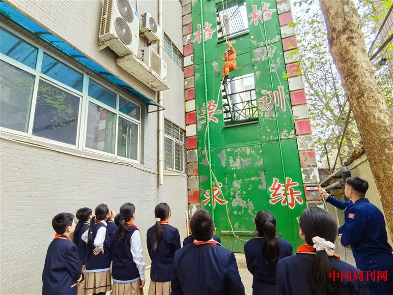 6、石家庄市桥西外国语小学的学生观看消防演练&nbsp;郭苗&nbsp;摄.jpg