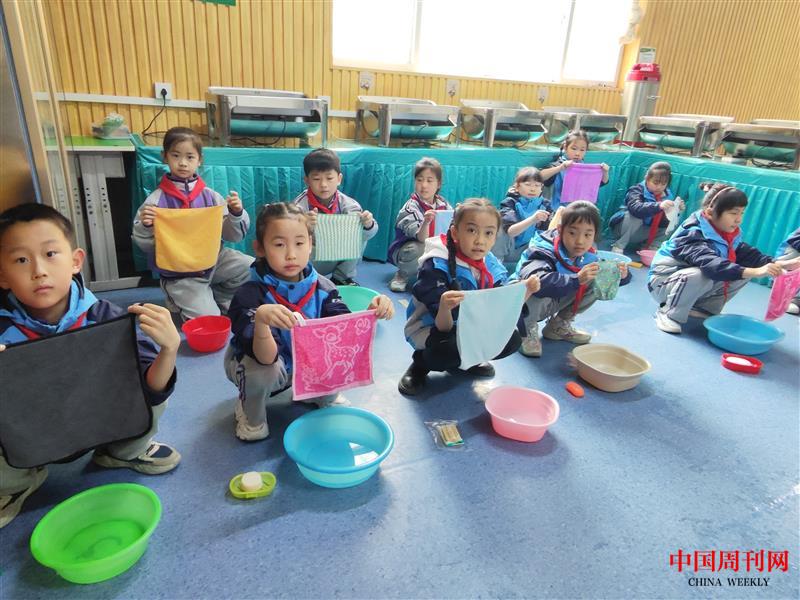 石家庄市桥西外国语小学洗手绢比赛。刘阳摄.jpg