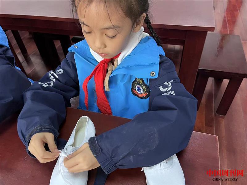 石家庄市桥西外国语小学穿系鞋带比赛。赵梦摄.jpg