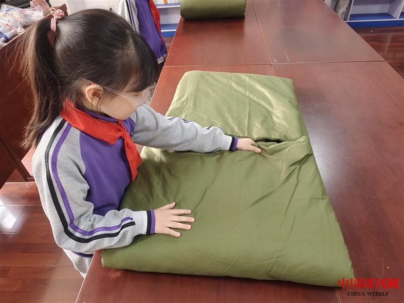 石家庄市桥西外国语小学叠被子比赛。赵梦摄.jpg