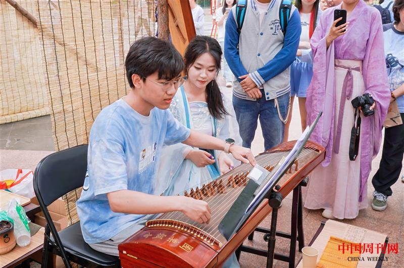 长安市集主题展区-抚琴.jpg