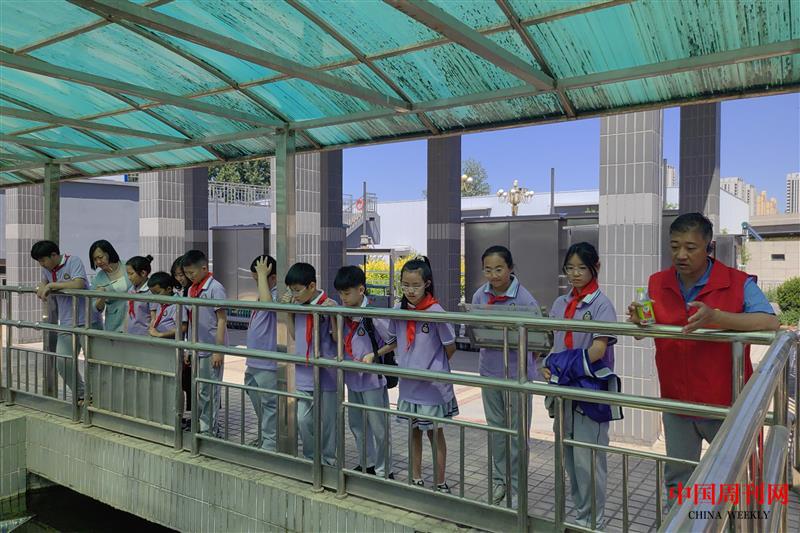 4、桥西污水处理厂的工作人员为队员们介绍污水沉淀池。 魏树霞 摄.jpg 4、桥西污水处理厂的工作人员为队员们介绍污水沉淀池。 魏树霞 摄.jpg