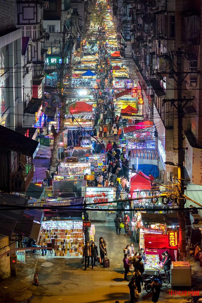 摄图网_500904637_武汉宝成路夜市风景(企业商用).jpg